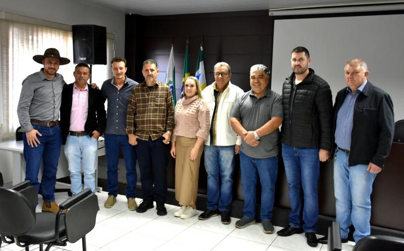 Vereadores prestigiam entrega de óculos à população